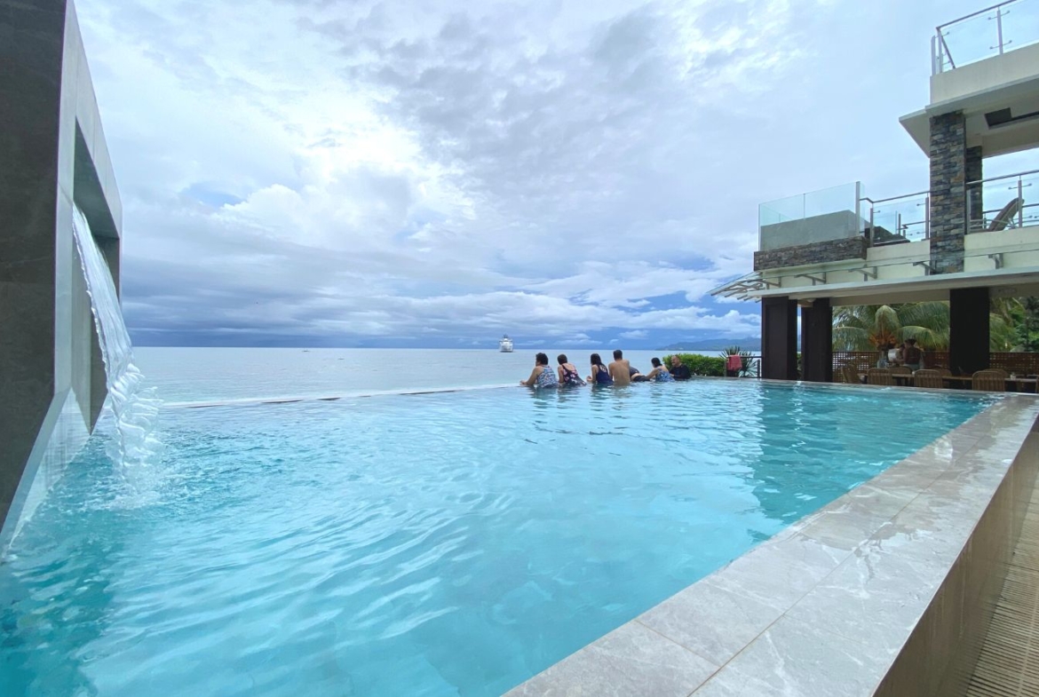 Kaaya Resort Infinity Pool